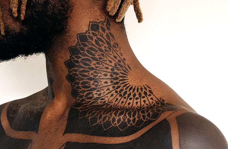 Mandala Tattoo am Hals