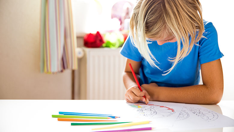 Kinder malen Mandalas aus